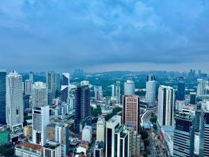 une vue aérienne sur une ville avec de grands bâtiments dans l'établissement Platinum Suites KLCC by Classy, à Kuala Lumpur