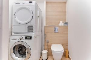 a bathroom with a washing machine and a toilet at Palais des congrès , 4 bedrooms in Levallois-Perret