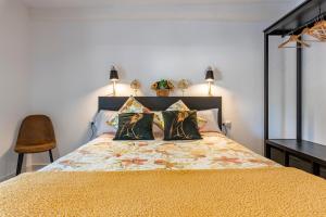 1 dormitorio con 1 cama grande con colcha amarilla en Bettatur Apartaments Via Imperi Romà en Tarragona