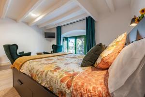 um quarto com uma cama grande e uma janela em Bettatur Apartaments Via Imperi Romà em Tarragona