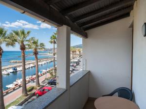 einen Balkon mit Blick auf das Meer und die Palmen in der Unterkunft Apartment Alice 3 by Interhome in Riva Ligure