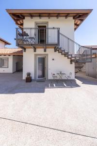 une maison avec un escalier et une terrasse dans l'établissement Apartment Il Giardino Segreto-7 by Interhome, à Cividale del Friuli