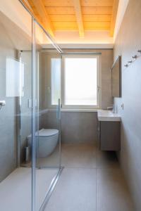 La salle de bains est pourvue d'une douche en verre et d'un lavabo. dans l'établissement Apartment Il Giardino Segreto-7 by Interhome, à Cividale del Friuli