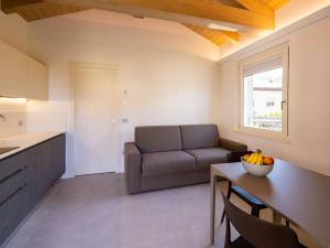 - un salon avec un canapé et une table dans l'établissement Apartment Il Giardino Segreto-7 by Interhome, à Cividale del Friuli