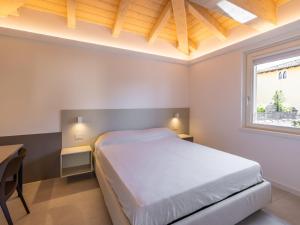 - une chambre avec un lit, un bureau et une fenêtre dans l'établissement Apartment Il Giardino Segreto-7 by Interhome, à Cividale del Friuli
