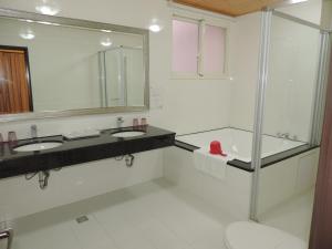ein Badezimmer mit zwei Waschbecken und einem Spiegel in der Unterkunft Happy Life B&B in Donggang
