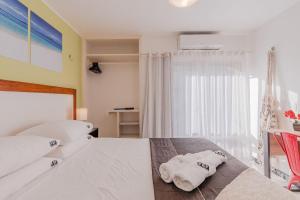 sypialnia z łóżkiem i ręcznikami w obiekcie Eco Paradise #101 - Apê em Cumbuco por Carpediem w mieście Cumbuco +26 zdjęć