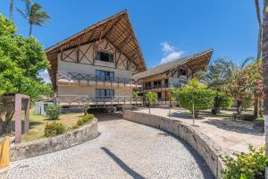 widok zewnętrzny budynku z drzewami w obiekcie Eco Paradise #101 - Apê em Cumbuco por Carpediem w mieście Cumbuco