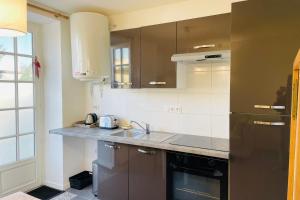 Cuisine ou kitchenette dans l'établissement Appartment in a 16th-century castle