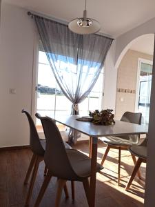 Un comedor con mesa y sillas en Ático Bella Vista, en Cómpeta 12 fotos más