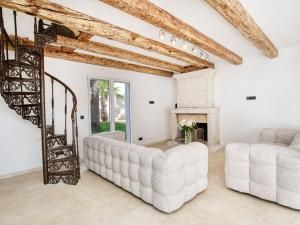 uma sala de estar com um sofá e uma lareira em Villa Célalie by Interhome em Cogolin