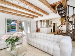uma sala de estar com um sofá branco e uma mesa de vidro em Villa Célalie by Interhome em Cogolin