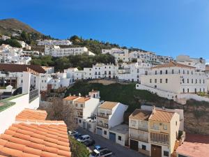 Una vista de una ciudad con edificios blancos. en Ático Bella Vista, en Cómpeta