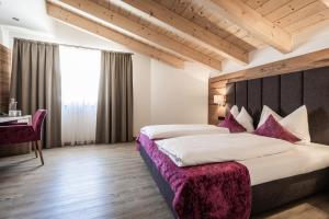 A bed or beds in a room at Hotel Sonnegg