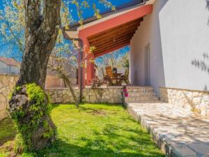 Κήπος έξω από το Holiday Home Lucija by Interhome