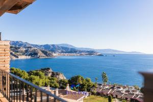una vista del océano desde un balcón en Penthouse La Roca, en La Herradura