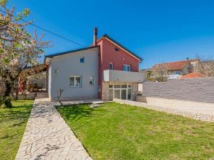 Το κτήριο όπου στεγάζεται  η παραθεριστική κατοικία