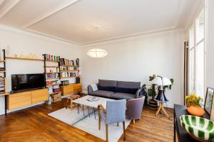 sala de estar con sofá y mesa en Spacious luxury apartment near Monmartre en París