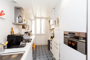 Кухня или кухненски бокс в Spacious luxury apartment near Monmartre