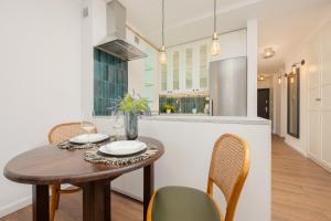 cocina y comedor con mesa y sillas en Marszałkowska Stylish Apartment with Balcony Warsaw Center by Renters en Varsovia