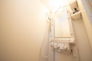 uma casa de banho com um lavatório e um espelho em Light Hotel - Vacation STAY 17340v em Tóquio