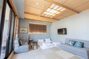 uma sala de estar com um sofá e uma mesa em Light Hotel - Vacation STAY 17340v em Tóquio