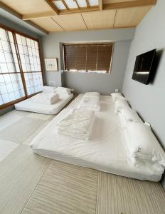 2 camas grandes en una habitación con ventanas en Light Hotel - Vacation STAY 17340v en Tokio