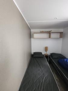 レ・マトゥにあるMobile-home Bonne -Anse Plageのベッドルーム1室(ベッド2台付)