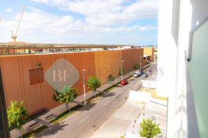 - une vue sur une rue avec un bâtiment dans l'établissement Iconic Studio In Oasis, à Abu Dhabi