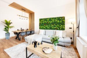 ein Wohnzimmer mit Couch und Tisch in der Unterkunft The Forest Apartment - Sauna, Center & Wood in Karlsbad + 9 Fotos