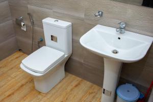 een badkamer met een wit toilet en een wastafel bij ESSPEEDY Hill Forest Cottages and Yoga Centre in Ella