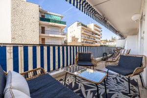 a balcony with chairs and a table on a building at Grand 2 Pièces avec une belle terrasse *Le Cannet in Le Cannet