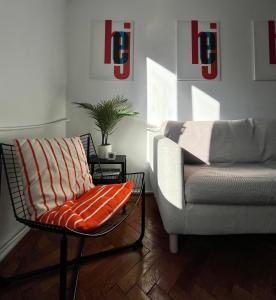 sala de estar con silla y sofá en 2 Bedrooms Apartment In The Heart Of The City, en Craiova