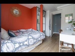 Un pat sau paturi într-o cameră la 90 m2 en plein Paris avec balcon