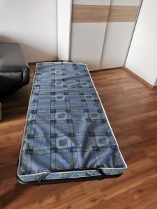 - un lit dans l'angle de la chambre dans l'établissement Apartment Renata Irdning Pichlarn, à Aigen im Ennstal