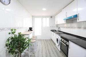 プエルト・デ・サグントにあるEsplendido apartamento para 6 personas by Hometelsの白いキッチン(シンク、食器洗い機付)