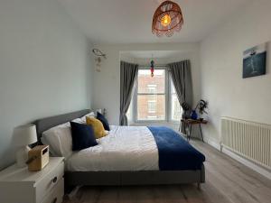 una camera con letto e finestra di Blue shell a Scarborough