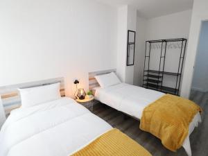 プエルト・デ・サグントにあるEsplendido apartamento para 6 personas by Hometelsの部屋に並んで置かれた2つのベッド