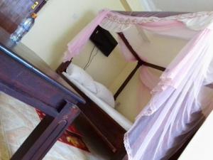 - une chambre avec des lits superposés à baldaquin dans l'établissement Dreams lodge, à Busia