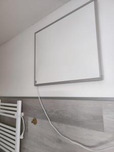 un écran de projection sur un mur dans une pièce dans l'établissement Apartment Renata Irdning Pichlarn, à Aigen im Ennstal