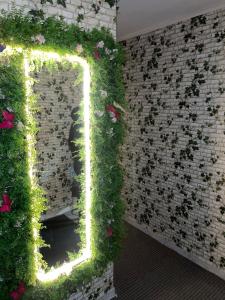 a room with a green wall with flowers and a mirror at Casita in Vaslui