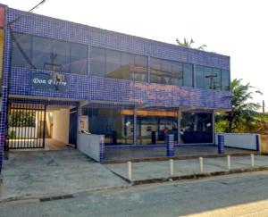 un edificio de ladrillo azul con un cartel. en Espaço da Cris, en Saquarema