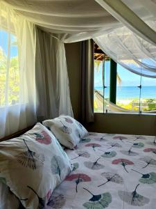 a bedroom with a bed with a view of the ocean at Casa Del Mar in Marau