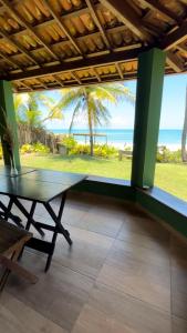 einen Tisch in einem Zimmer mit Blick auf den Strand in der Unterkunft Casa Del Mar in Marau