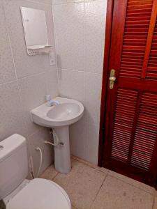 サクアレマにあるEspaço da Crisのバスルーム(トイレ、洗面台付)