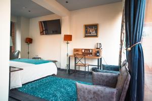a hotel room with a bed and a desk at Hotel Lincoln Lounge in Barcelona