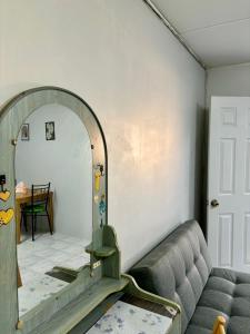 ein Wohnzimmer mit einem Sofa und einem Spiegel in der Unterkunft Popular condo T8 Near Impact. in Thung Si Kan