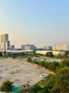 ein Parkplatz mit Autos in einer Stadt geparkt in der Unterkunft Popular condo T8 Near Impact. in Thung Si Kan