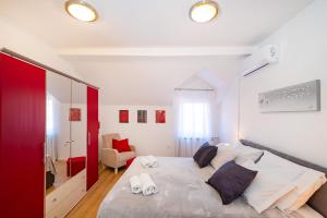 Postel nebo postele na pokoji v ubytování Mediterranean terrace apartment with Bikes & SUP