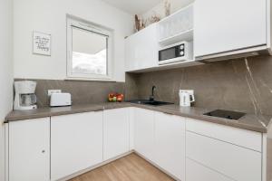 Kuchyňa alebo kuchynka v ubytovaní Apartamenty Onyx SeaView by Rent like home